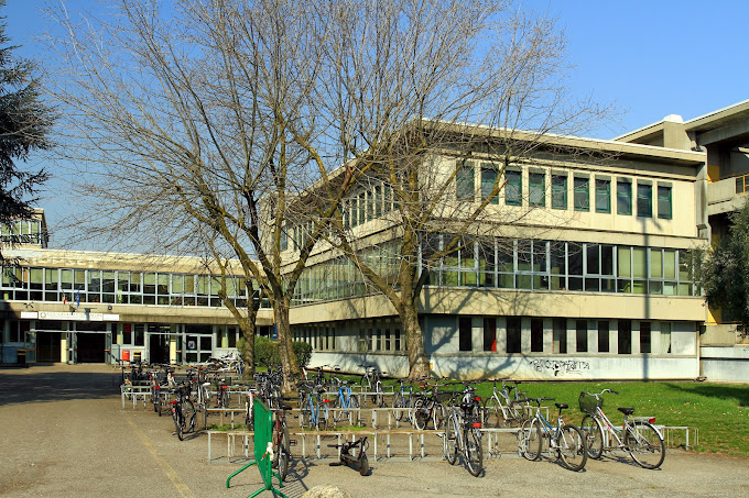 Fausto Gimondi con gli studenti del Liceo Casiraghi di Cinisello Balsamo